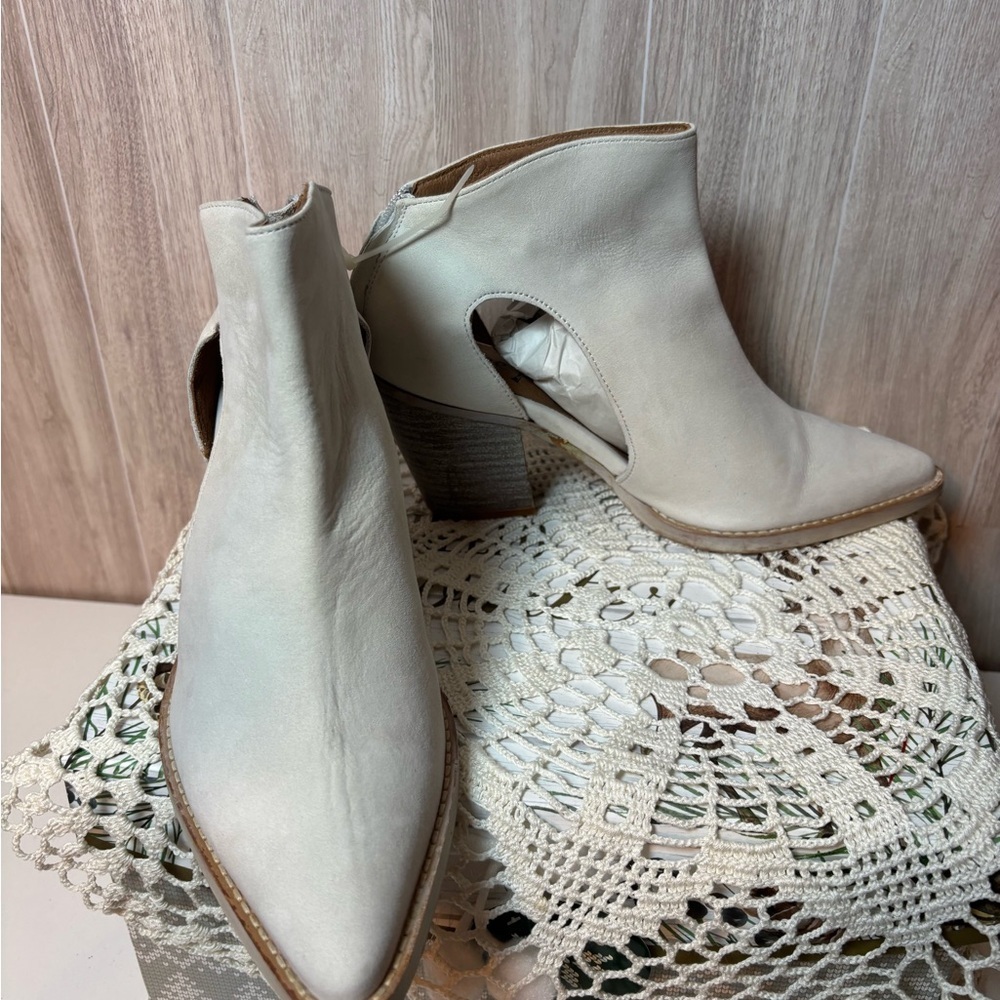 Free People Wilder Cutout Chic Cream Ankle Booties NWOT - Picture 6 of 9